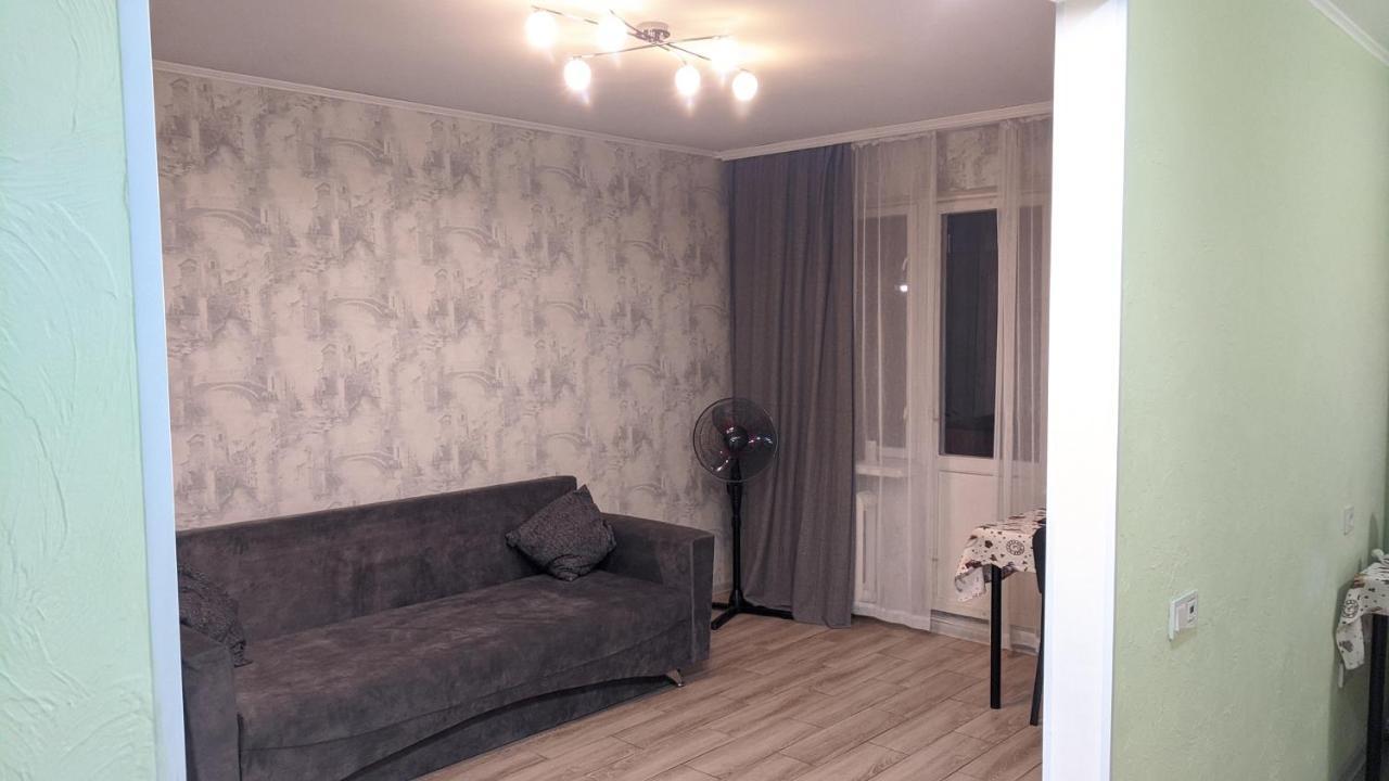 Apartment Near City Center On Peremohy Avenue 46 チェルニーヒウ エクステリア 写真