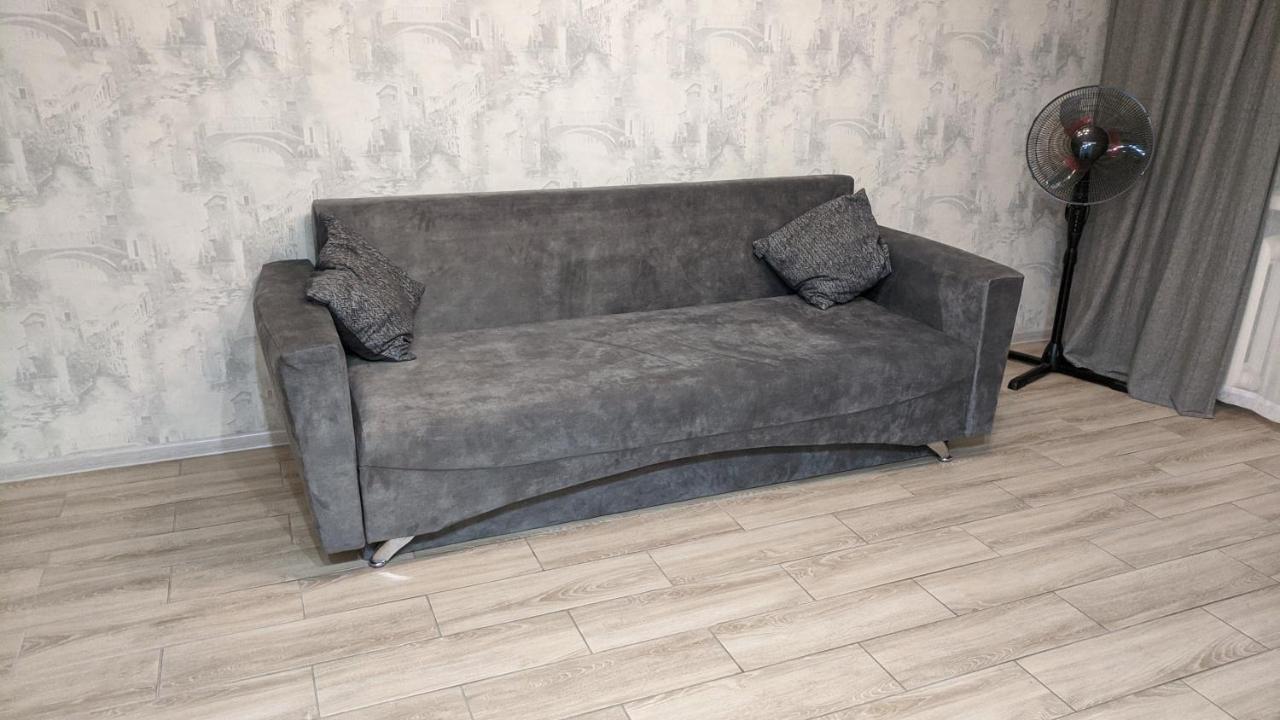 Apartment Near City Center On Peremohy Avenue 46 チェルニーヒウ エクステリア 写真