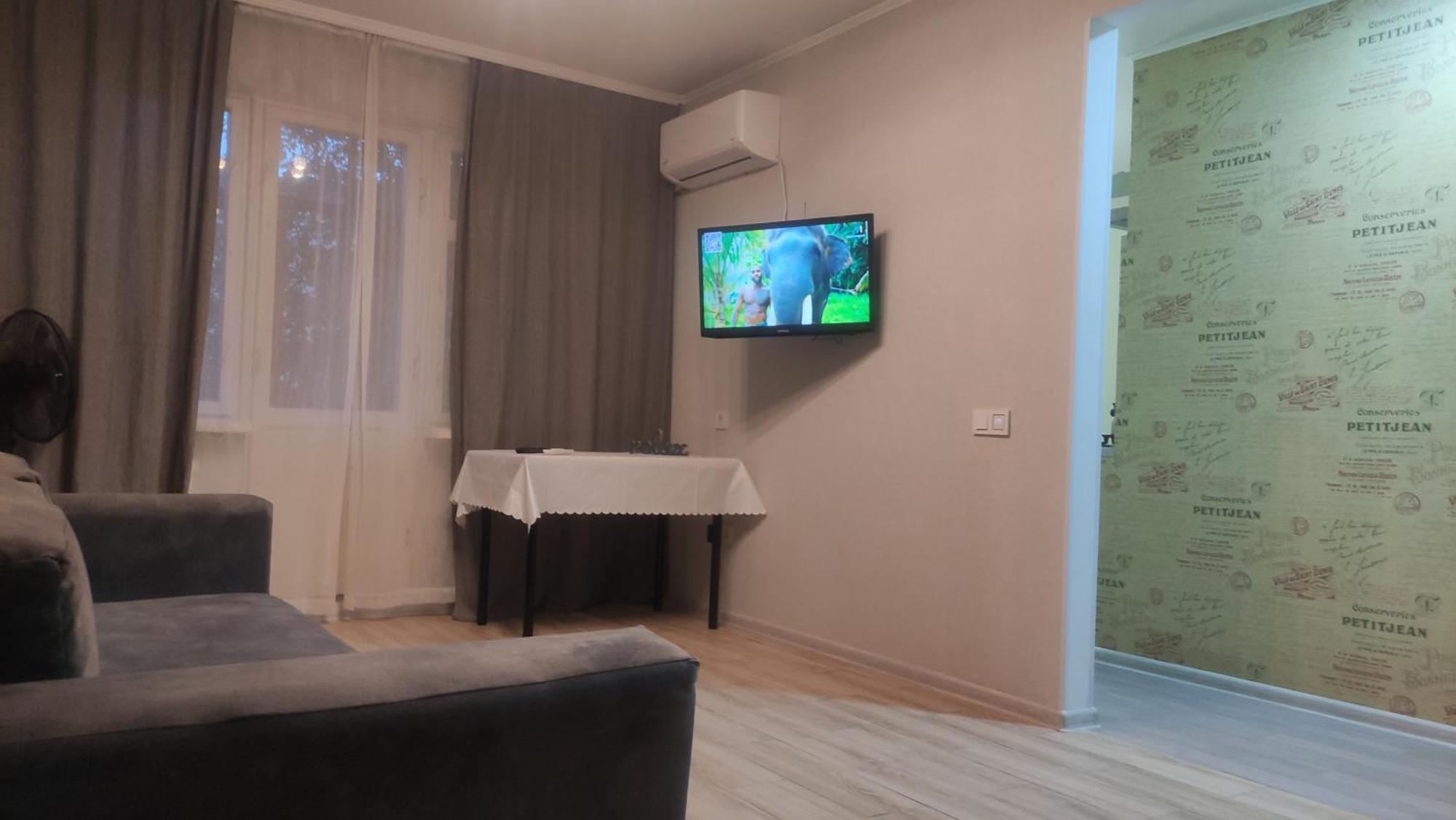Apartment Near City Center On Peremohy Avenue 46 チェルニーヒウ エクステリア 写真