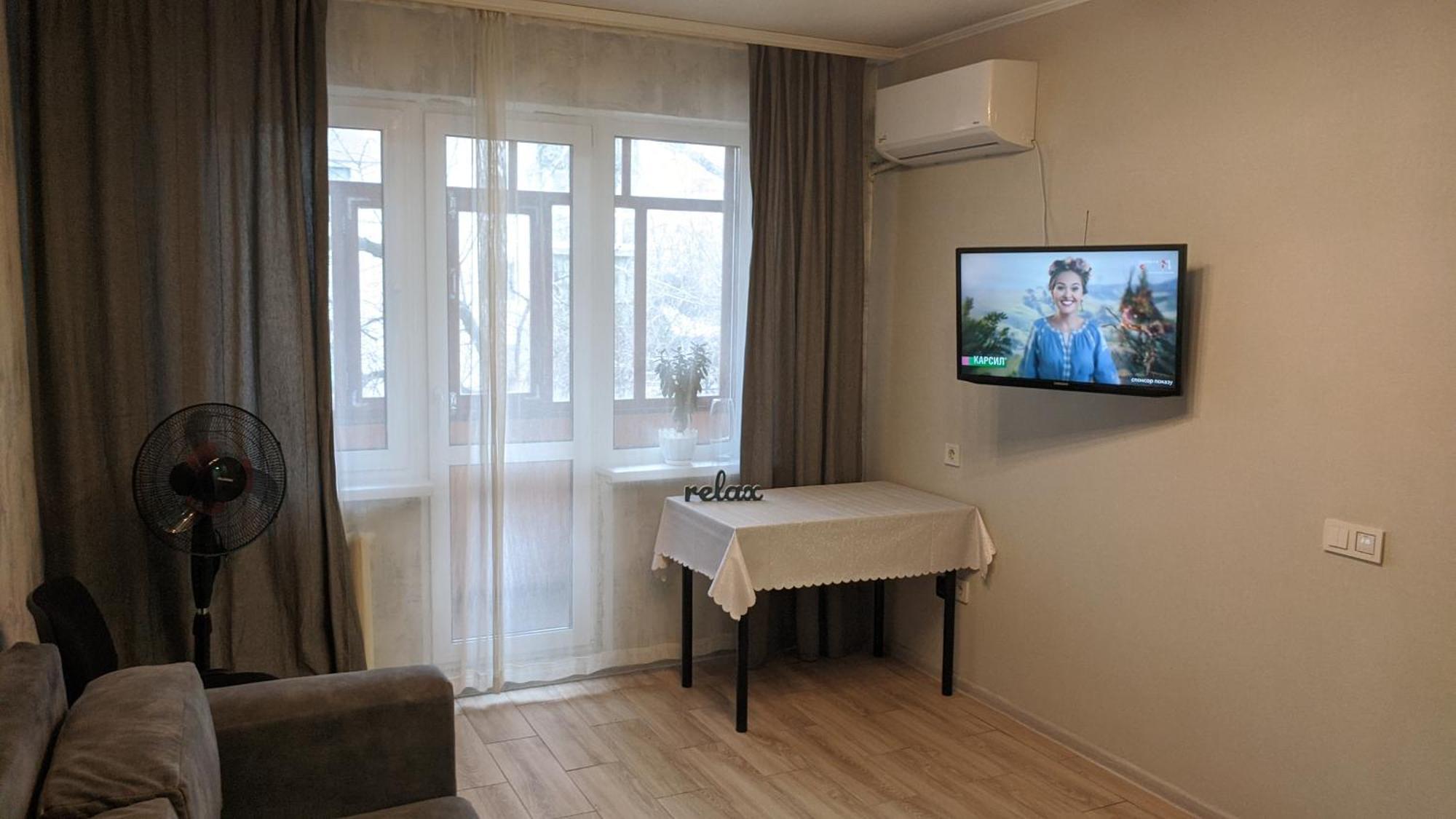 Apartment Near City Center On Peremohy Avenue 46 チェルニーヒウ エクステリア 写真