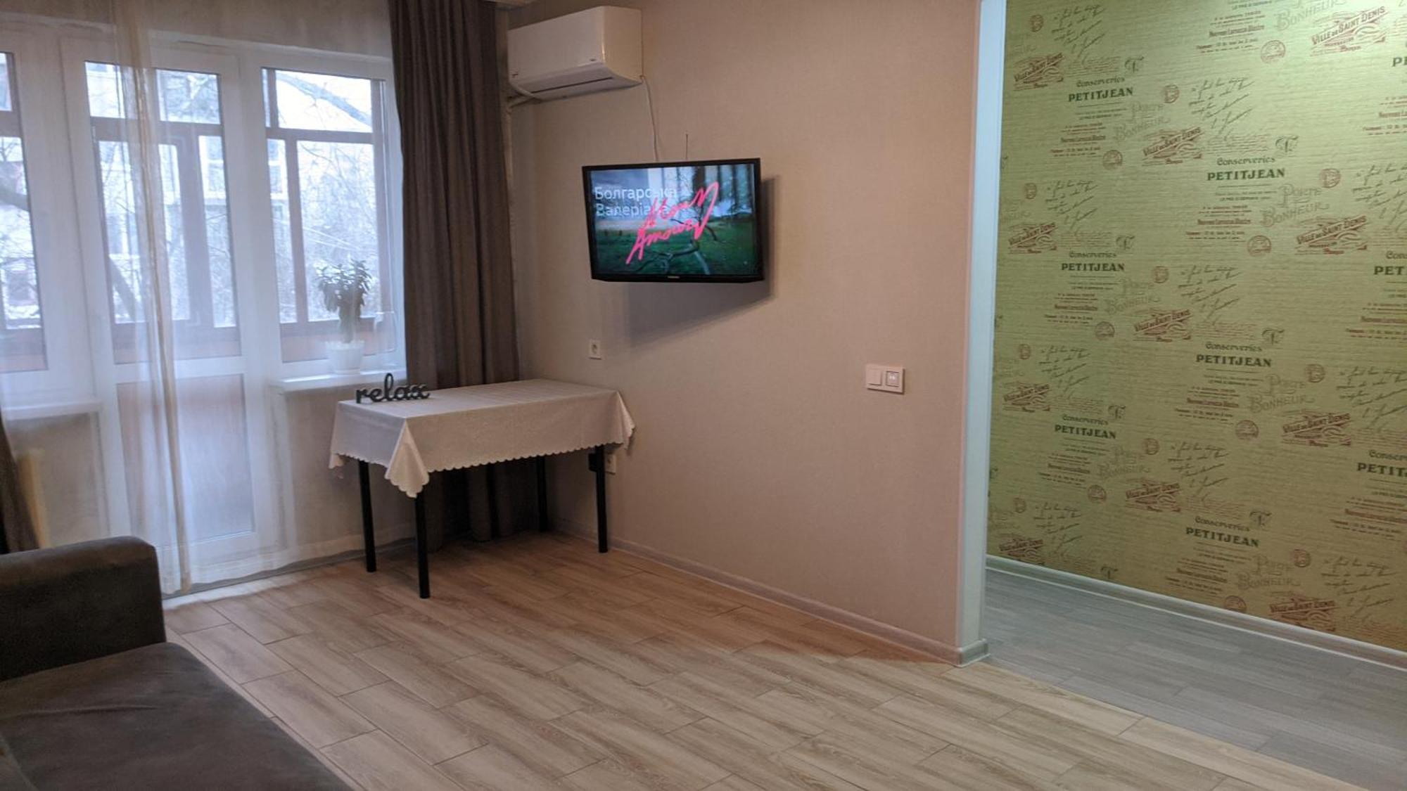 Apartment Near City Center On Peremohy Avenue 46 チェルニーヒウ エクステリア 写真