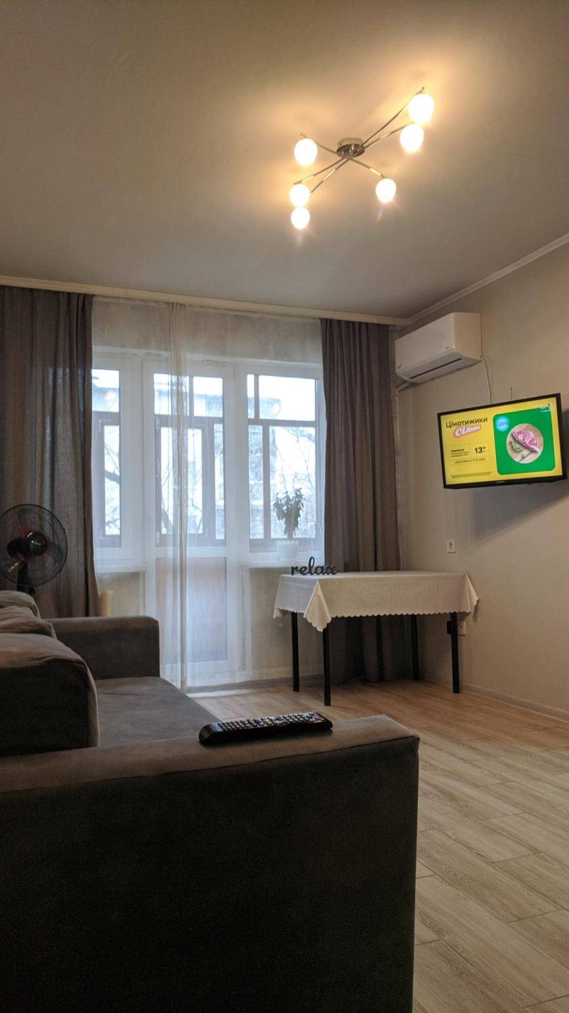 Apartment Near City Center On Peremohy Avenue 46 チェルニーヒウ エクステリア 写真