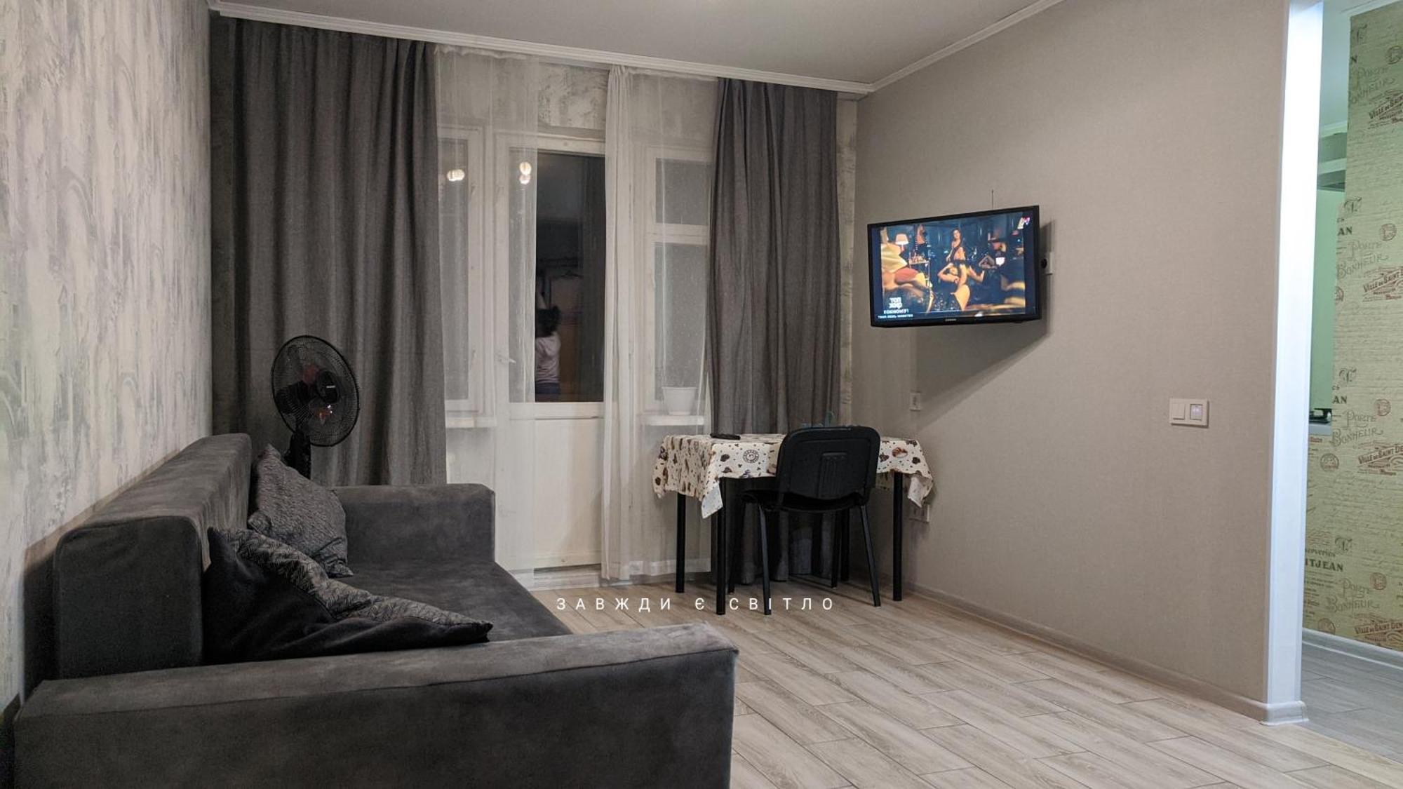 Apartment Near City Center On Peremohy Avenue 46 チェルニーヒウ エクステリア 写真