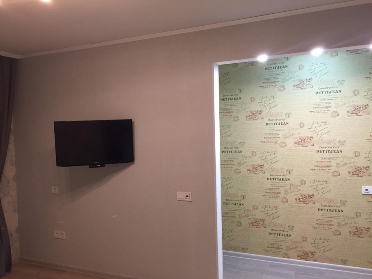 Apartment Near City Center On Peremohy Avenue 46 チェルニーヒウ エクステリア 写真